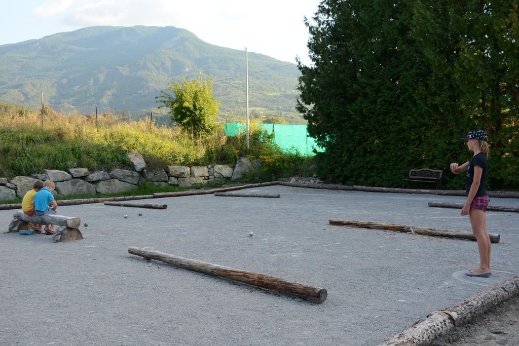 Hotel Camping Les Grillons Embrun Exterior foto