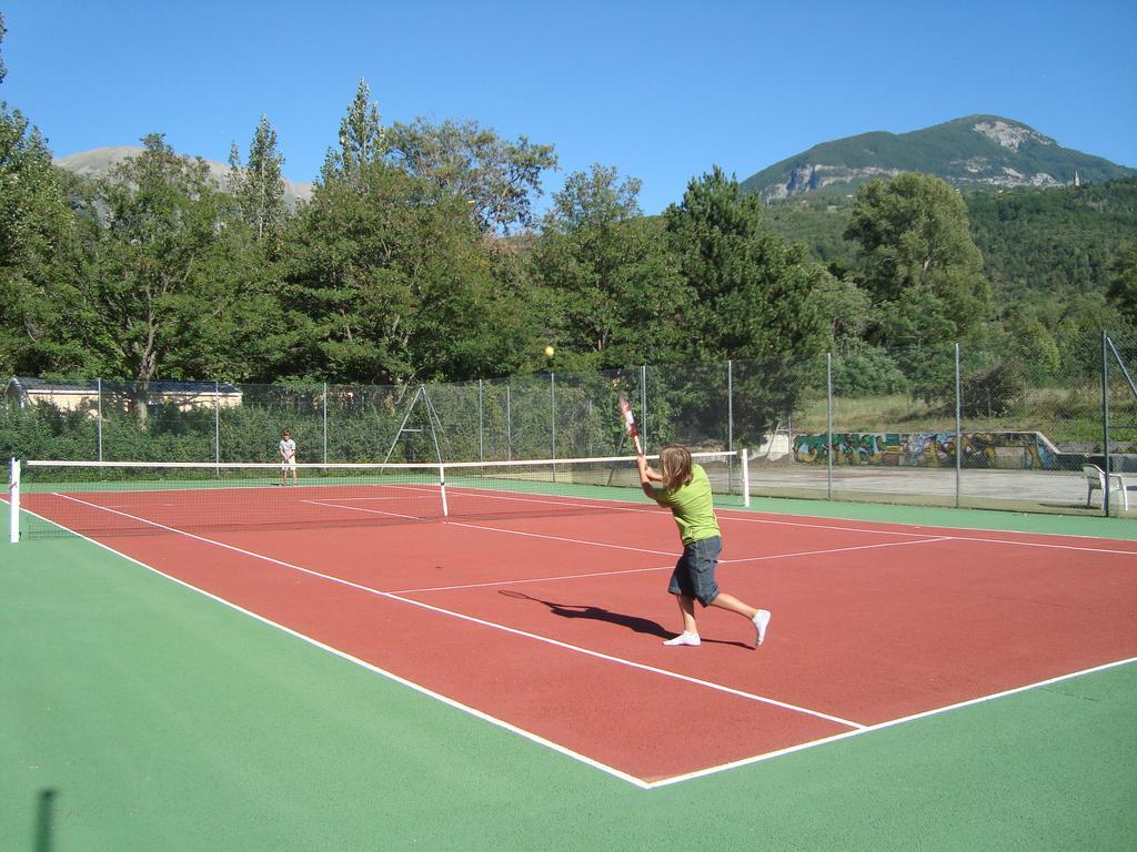 Hotel Camping Les Grillons Embrun Exterior foto